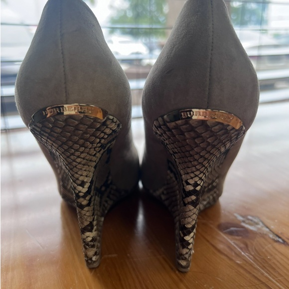 Burberry Hazel Snakeskin Wedge Pump Hee Light Grey Taupe Melange 38.5 EU - Picture 4 of 9